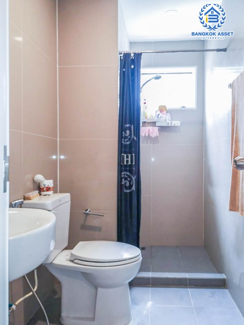 ทาวน์เฮ้าส์มือสองย่านปทุมธานี ม.เจ แกรนด์ รังสิต-คลอง1 หลังมุม! เนื้อที่กว้างขวางถึง 28.7 ตร.ว. ฟังก์ชันจัดเต็มถึง 4 ห้องนอน 3 ห้องน้ำ 2 ที่จอดรถ แถมฟรี 4 เครื่องปรับอากาศ บ้านพร้อมอยู่ เดินทางสะดวก ใกล้รถไฟฟ้าสายสีแดง "สถานีรังสิต" และทางด่วน "อุตราภิมุข"